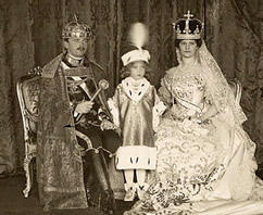 L'Arciduca Otto nel 1916 tra papà Carlo I e mamma Zita di Borbone Parma