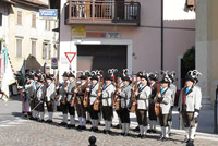 I Reparti presentano le armi al Monumento ai caduti di Calliano