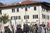 Reparti Kaiserschützen, Kaiserjäger e Schützen schierati al Monumento ai Caduti