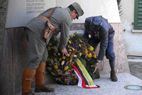 Kaiserschützen depongono  <br />la corona in onore ai Caduti