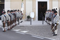 Scizzeri schierati sul sagrato  <br />della bella Chiesa di Calliano